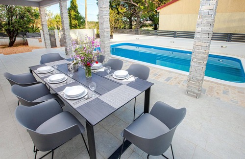 Seline House | Pet friendly home in Seline