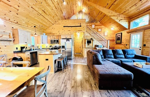 Stone Lake Cabin | Pet-Friendly Lakeside Cabin with Kayaks and Canoe!