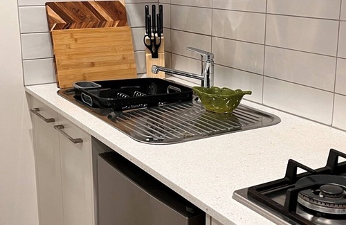 Canberra Apartment | Pet friendly-Leafy Ground Floor Studio -Secure Courtyard, quiet neighbourhood