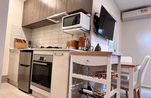 Canberra Apartment | Pet friendly-Leafy Ground Floor Studio -Secure Courtyard, quiet neighbourhood
