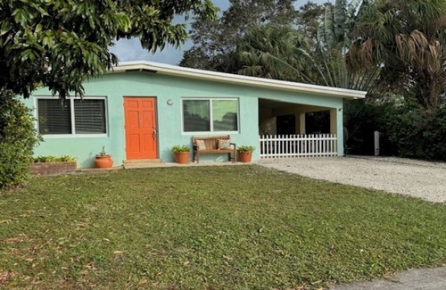 Stuart Cottage | Pet Friendly, Remodeled, Super Clean Cottage near Beach & quaint downtown Stuart