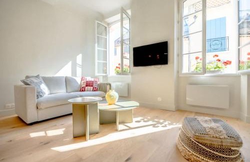 Old Town Apartment | Petit Gambetta l Bright & Fresh l Shellter Rentals