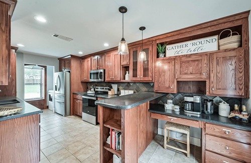 South Arlington House | Pets OK, NEW Hot Tub, Arcade, 65” TV, 300mb+ WIFI, Long Term Stays Available
