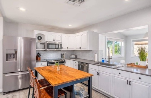 Avant House | Pickleball~Heated Pool~Spa~Basketball Court