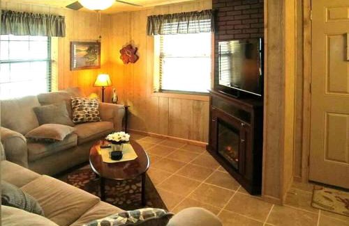 Inverness House | Picturesque Cabin Incredible for a Holiday Escape in Inverness, Florida