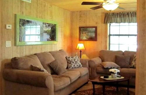 Inverness House | Picturesque Cabin Incredible for a Holiday Escape in Inverness, Florida