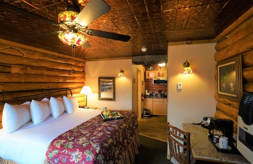 College Hotel | Pike's Waterfront Lodge