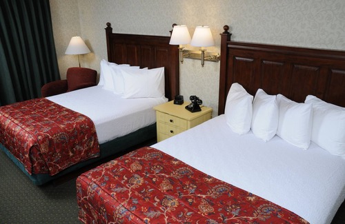 College Hotel | Pike's Waterfront Lodge