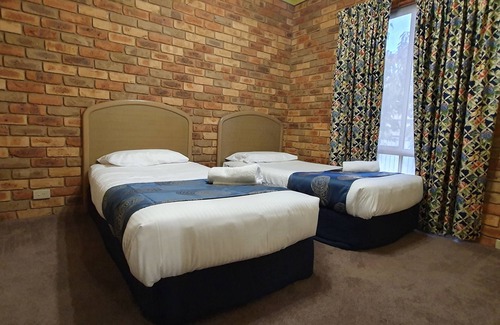 Shepparton Hotel | Pines Country Club Motor Inn