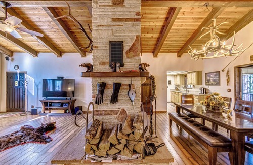 Pinetop Cabin | Pinetop C.C. Retreat:Newly Remodeled,90 JET HOT TUB, 3 DECKS, A/C, FOREST VIEWS!