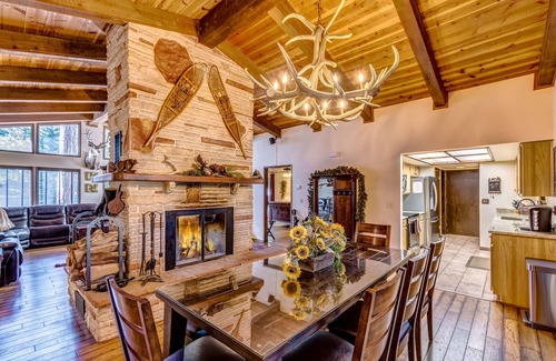 Pinetop Cabin | Pinetop C.C. Retreat:Newly Remodeled,90 JET HOT TUB, 3 DECKS, A/C, FOREST VIEWS!