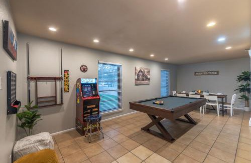 Wetmore House | Pool, Gameroom & Minigolf Enchanting Texas Home