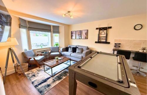 Heaton Apartment | Pool Table 1-Bedroom House, near City Centre and Public Transport, Dog Friendly, Sleeps 5, Free Parking