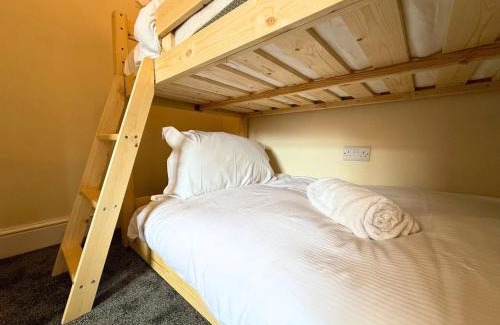 Heaton Apartment | Pool Table 1-Bedroom House, near City Centre and Public Transport, Dog Friendly, Sleeps 5, Free Parking