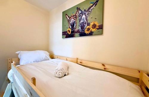 Heaton Apartment | Pool Table 1-Bedroom House, near City Centre and Public Transport, Dog Friendly, Sleeps 5, Free Parking