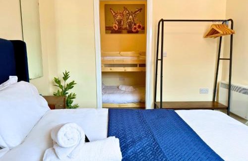 Heaton Apartment | Pool Table 1-Bedroom House, near City Centre and Public Transport, Dog Friendly, Sleeps 5, Free Parking