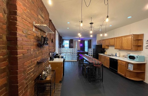 Butchertown Apartment | Pool Table|King Bed|Sleeps 16|Great Location Loft!