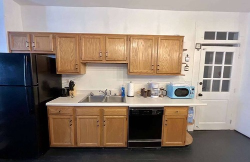 Butchertown Apartment | Pool Table|King Bed|Sleeps 16|Great Location Loft!