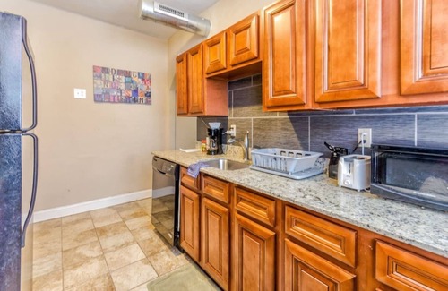 DeBaliviere Place Condo | Popular King + Queen Beds-Steps to Metrolink & Off-Street Parking