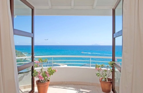 Maho Villa | Postcard Perfect Getaway! Roof top pool and amenities