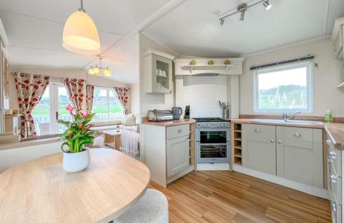 Praa Sands Ski Chalet | Pottsville Cabin - short walk to Praa Sands Beach