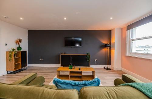 Hove Apartment | Prefect 2 Bedroom Flat with Seaview and Free Parking