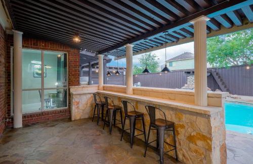 Sachse House | Prestigious 5BR 3,5BA Holiday Home with Pool, Sauna, Game Room & Bar