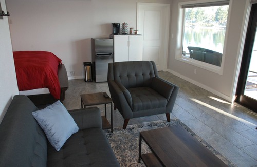 Bonney Lake Apartment | Prime Lakefront Basement Studio on Lake Tapps with Mountain Views