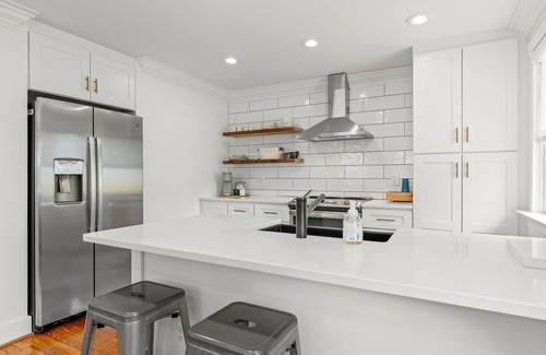 High Point House | Prime Location, Fast WiFi, & Modern Charm - Close to HPU & Area Downtowns!