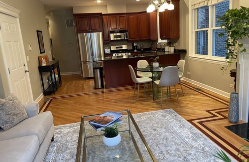 West Town Condo | Prime Location! Modern 3 Bed 3 Bath Rental in Chicago