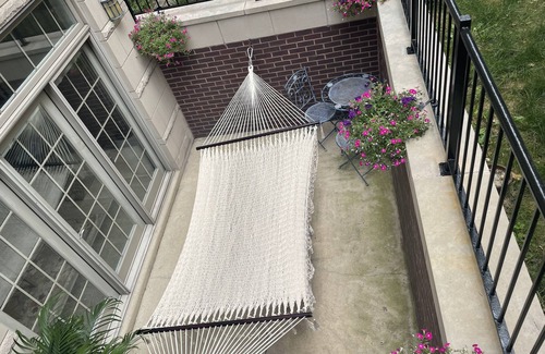West Town Condo | Prime Location! Modern 3 Bed 3 Bath Rental in Chicago