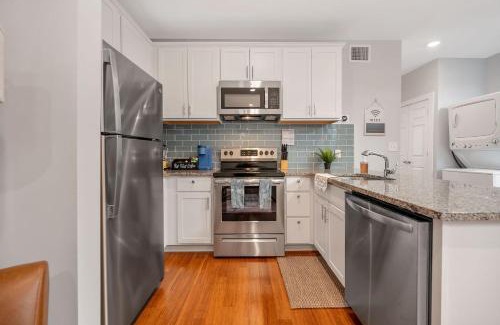 Over-the-Rhine Apartment | Prime OTR steps to Vine St, Lux Full Bed, Workspace, fast WiFi, 50in Smart TV, Sleeps 3ppl