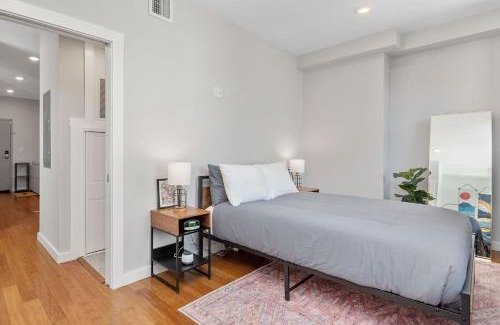 Over-the-Rhine Apartment | Prime OTR steps to Vine St, Lux Full Bed, Workspace, fast WiFi, 50in Smart TV, Sleeps 3ppl