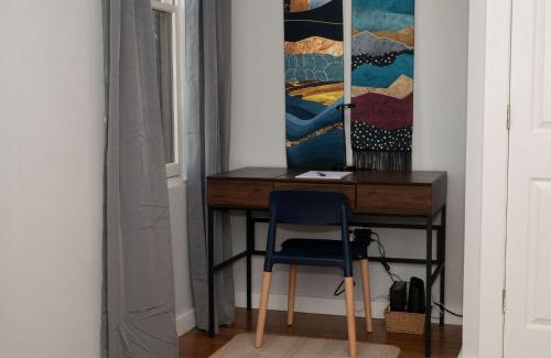 Over-the-Rhine Apartment | Prime OTR steps to Vine St, Lux Full Bed, Workspace, fast WiFi, 50in Smart TV, Sleeps 3ppl