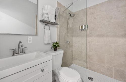 Over-the-Rhine Apartment | Prime OTR steps to Vine St, Lux Full Bed, Workspace, fast WiFi, 50in Smart TV, Sleeps 3ppl