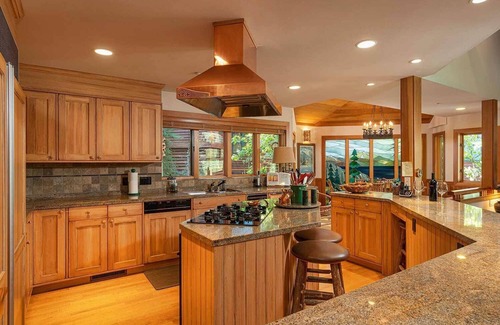 Olympic Valley House | PRIME PALISADES LOCATION: 4+ PRIVATE ENSUITES/HOT TUB/GOLF & MTN VIEWS/SLEEPS 14