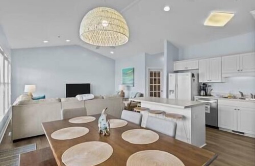 Indian Beach Apartment | Private Balcony with Water View - Sea La Vie!