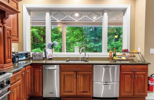 Lakeville House | Private Boat Slip + LakeFront + Hot Tub +Skee Ball