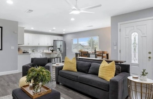 Grant Hill Villa | Private Casa/Min Downtown,Beaches,Freeways