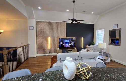 Woodlake - Briar Meadow House | Private Jacuzzi | 3 BR Modern Galleria | Sleeps 7