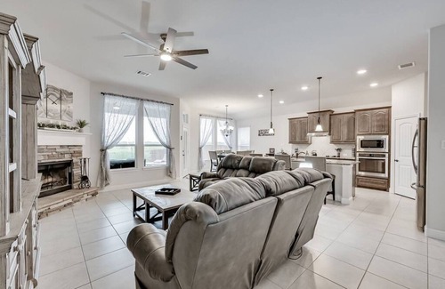 Burleson House | ★Private Modern Pool Home ★ Backyard Vibes + More!