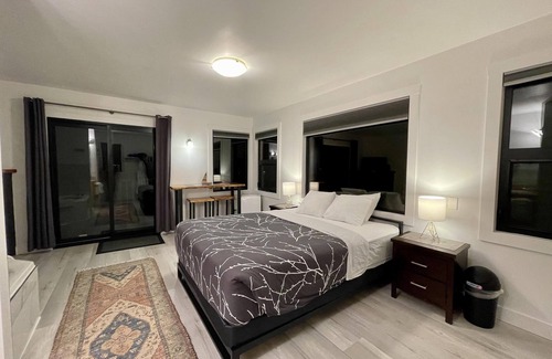 Ucluelet Hotel | Private Oceanfront Room with hot tub & firepit - Shore Thing