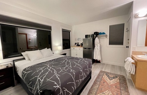 Ucluelet Hotel | Private Oceanfront Room with hot tub & firepit - Shore Thing