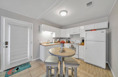 Fort Walton Beach - Destin Cottage | Private Pool, 2 blocks to beach & 1 bloc to The Henderson, great location