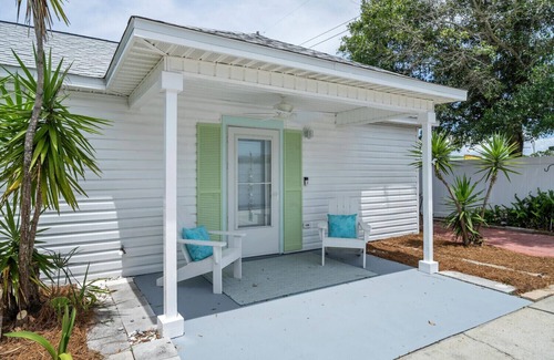 Fort Walton Beach - Destin Cottage | Private Pool, 2 blocks to beach & 1 bloc to The Henderson, great location