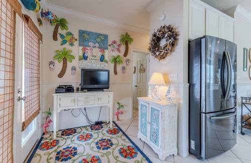 Crystal Beach Cottage | Private Pool, Small pets welcome, walk to beach, bikes and golf cart included