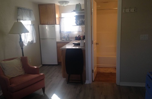 St. Petersburg - Clearwater Cottage | Private Tropical Studio Cottage - Ideal for 1 for work or play