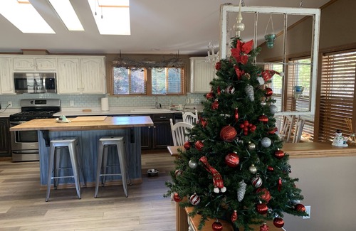 Necedah House | PROMO Family & pet friendly house in forest,fast Wi-Fi,5min to Castle Rock Lake