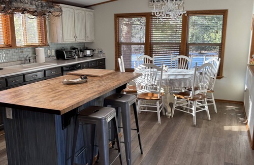 Necedah House | PROMO Family & pet friendly house in forest,fast Wi-Fi,5min to Castle Rock Lake