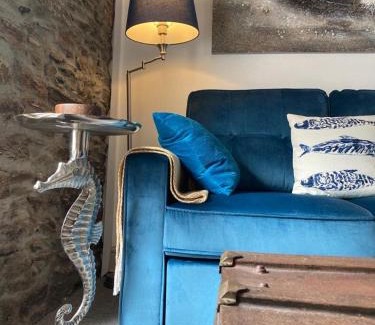 West Looe Apartment | "PROSPECT HOUSE" - TWO PRIVATE APARTMENTS in this 17th CENTURY COTTAGE - Apartment 2 has a KIDS CABIN BUNK ROOM - Book both apartments for ONE LARGE HOUSE with Connecting Door In Lobby - PUBLIC PARKING OUTSIDE